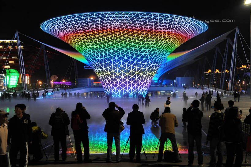 东方人,站,横图,彩色,室外,夜晚,度假,美景,城市风光,标志建筑,城市,地标,建筑,霓虹灯,夜景,上海,中国,亚洲,行人,游客,游人,阴影,服装,光线,影子,景观,灯光,七彩,许多人,休闲装,黄种人,娱乐,光源,建设,霓虹,路人,旅客,灯,背面,衣服,站着,一群人,享受,休闲,休闲服,上海世博馆,世博馆,世博轴,上海世博会,世博,世博会,景色,放松,服饰,申,照明设备,东亚,世博园,阳光谷,上海市,中华人民共和国,沪,华东地区,氖灯,过客,男人,男性,年轻男性,年轻女性,女人,女性,亚洲人,站立,半身,彩图,shzxz1