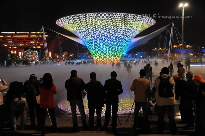 东方人,站,横图,彩色,室外,夜晚,度假,美景,城市风光,标志建筑,城市,地标,建筑,霓虹灯,夜景,上海,中国,亚洲,行人,游客,游人,阴影,服装,光线,影子,景观,灯光,七彩,许多人,背光,休闲装,黄种人,娱乐,光源,建设,霓虹,路人,旅客,灯,背面,衣服,站着,一群人,享受,休闲,休闲服,上海世博馆,世博馆,世博轴,上海世博会,世博,世博会,景色,放松,服饰,申,照明设备,逆光,东亚,世博园,阳光谷,上海市,中华人民共和国,沪,华东地区,氖灯,过客,男人,男性,年轻男性,年轻女性,女人,女性,亚洲人,站立,半身,彩图,shzxz1