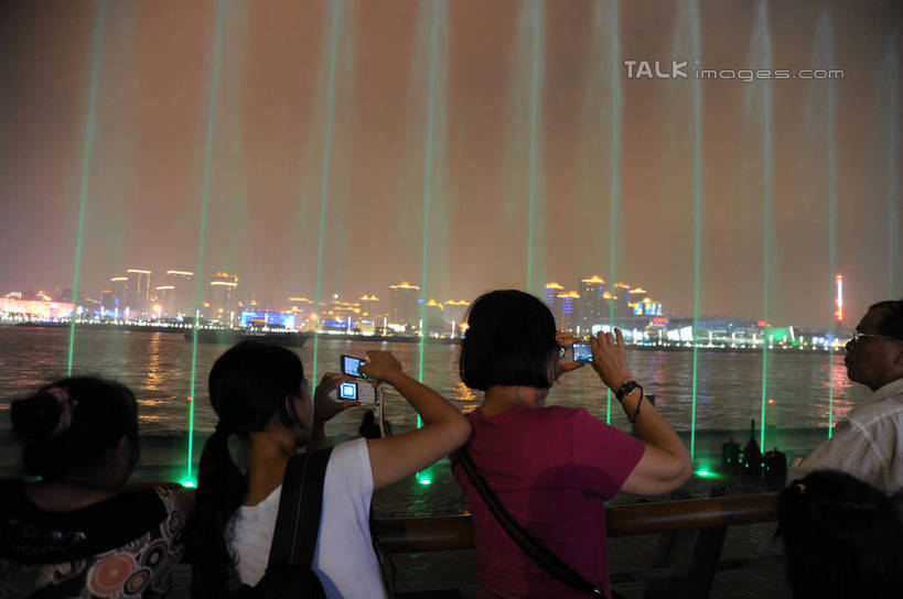 东方人,四个人,高楼大厦,站,横图,彩色,室外,夜晚,度假,河流,美景,水,城市风光,城市,大厦,建筑,摩天大楼,霓虹灯,喷泉,夜景,相机,亚洲,行人,游客,游人,握,阴影,飞溅,服装,溅,光线,包,液体,影子,河水,景观,水滴,水流,灯光,七彩,拿,旅行包,拿着,休闲装,黄种人,文化,娱乐,光源,建设,霓虹,路人,旅客,灯,水珠,拍照,背面,衣服,背包,数码相机,品味,站着,享受,休闲,休闲服,景色,放松,握着,摄影,服饰,照明设备,喷洒,水景,氖灯,美观,旅游包,过客,男人,男性,女人,女性,中年男性,中年女性,亚洲人,设计,照相机,站立,半身,彩图,照相,大楼,高层建筑,高楼,摩天楼,双肩包,shzxz1