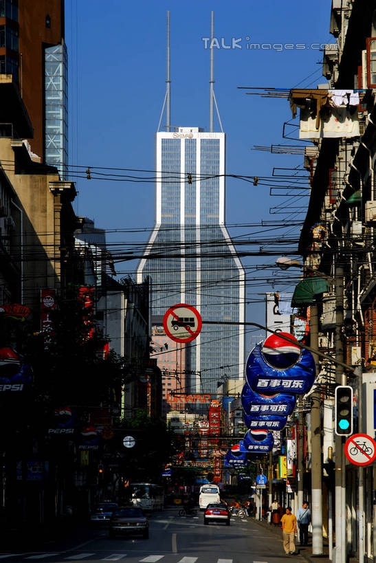 无人,家,高楼大厦,竖图,室外,白天,仰视,度假,美景,城市风光,标志建筑,城市,大厦,道路,地标,建筑,路,摩天大楼,指示牌,公路,上海,中国,亚洲,阴影,光线,标志,路标,影子,房屋,屋子,景观,公寓,交通,娱乐,标识,建设,洋房,楼房,路牌,住宅,蓝色,蓝天,天空,阳光,南京路,天,享受,休闲,景色,放松,南京路步行街,南京东路,晴朗,申,黄浦区,东亚,上海市,万里无云,中华人民共和国,沪,华东地区,晴空,晴空万里,马路,彩图,低角度拍摄,房子,大楼,高层建筑,高楼,摩天楼,上海世茂国际广场,世贸国际广场,shzxz1