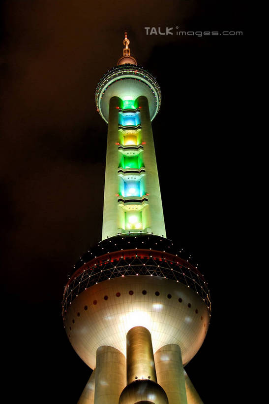 无人,高楼大厦,竖图,彩色,室外,夜晚,仰视,度假,美景,城市风光,标志建筑,城市,大厦,地标,建筑,摩天大楼,霓虹灯,夜景,上海,中国,亚洲,阴影,光线,影子,景观,灯光,七彩,娱乐,光源,建设,东方明珠,浦东,霓虹,灯,享受,休闲,景色,放松,申,照明设备,电视塔,金融中心,陆家嘴,陆家嘴金融贸易区,浦东新区,东亚,东方明珠广播电视塔,东方明珠电视塔,上海市,中华人民共和国,沪,华东地区,氖灯,彩图,低角度拍摄,大楼,高层建筑,高楼,摩天楼,东方明珠塔,shzxz1