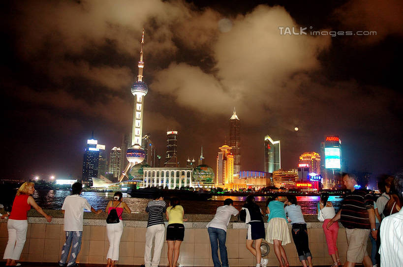 东方人,高楼大厦,栏杆,站,横图,彩色,室外,夜晚,长时间曝光,度假,河流,美景,水,城市风光,标志建筑,城市,大厦,地标,建筑,摩天大楼,霓虹灯,夜景,上海,中国,亚洲,行人,游客,游人,阴影,波纹,服装,朦胧,模糊,光线,影子,河水,景观,水流,围栏,灯光,七彩,涟漪,许多人,休闲装,黄种人,娱乐,光源,建设,东方明珠,黄浦江,金茂大厦,浦东,护栏,霓虹,路人,旅客,灯,背面,衣服,倒影,水纹,外滩,波浪,站着,一群人,享受,休闲,休闲服,景色,放松,服饰,环球金融中心,申,倒映,照明设备,电视塔,曝光,柏悦酒店,国际贸易金融中心,合生国际大厦,花旗集团大厦,金融中心,陆家嘴,陆家嘴金融中心,浦东新区,上海环球金融中心,香格里拉酒店,震旦国际大楼,东亚,东方明珠电视塔,上海市,中华人民共和国,沪,华东地区,水晕,氖灯,反照,过客,男人,男性,年轻男性,年轻女性,女人,女性,亚洲人,站立,半身,彩图,大楼,高层建筑,高楼,摩天楼,黄埔滩,上海外滩,外黄埔滩,shzxz1