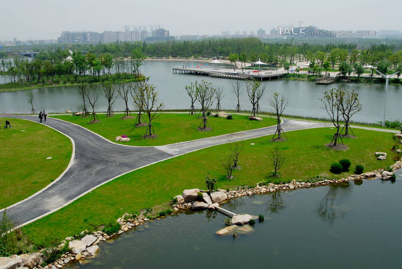 无人,横图,室外,白天,正面,旅游,度假,草地,草坪,河流,美景,水,植物,道路,路,上海,中国,亚洲,阴影,波纹,光线,影子,河水,景观,水流,小路,交通,涟漪,娱乐,草,树,树木,蓝色,绿色,倒影,蓝天,水纹,天空,阳光,自然,波浪,天,享受,休闲,景色,放松,生长,晴朗,成长,申,倒映,自然风光,杨浦区,东亚,上海市,新江湾城,万里无云,中华人民共和国,沪,华东地区,水晕,反照,晴空,晴空万里,彩图,shzxz1