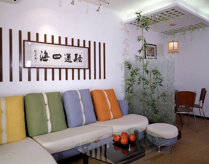 无人,家,客厅,横图,室内,白天,正面,绘画,植物,别墅,家具,靠垫,沙发,天花板,装修,桌子,建筑,苹果,水果,玻璃,欧式,阴影,新鲜,艺术,装饰,光线,标志,盆栽,文字,影子,字符,房屋,墙,屋子,公寓,灯光,生食,食品,果实,靠枕,盆景,豪华,茶几,文化,标识,建设,现代,装潢,洋房,楼房,壁画,墙壁,墙面,住宅,玻璃制品,食物,绿色,自然,垫子,室内装潢,枕头,汉字,有机食品,绿色食品,生长,成长,华丽,修饰,样板房,明亮,点缀,起居室,舒适,家居装潢,中文,房屋设计,地中海风格,古典风格,简约风格,布艺沙发,室内设计,宽敞,样板房装潢,衬托,美观,雅致,雅观,国文,华文,客堂,设计,画画,彩图,房子,szzm1