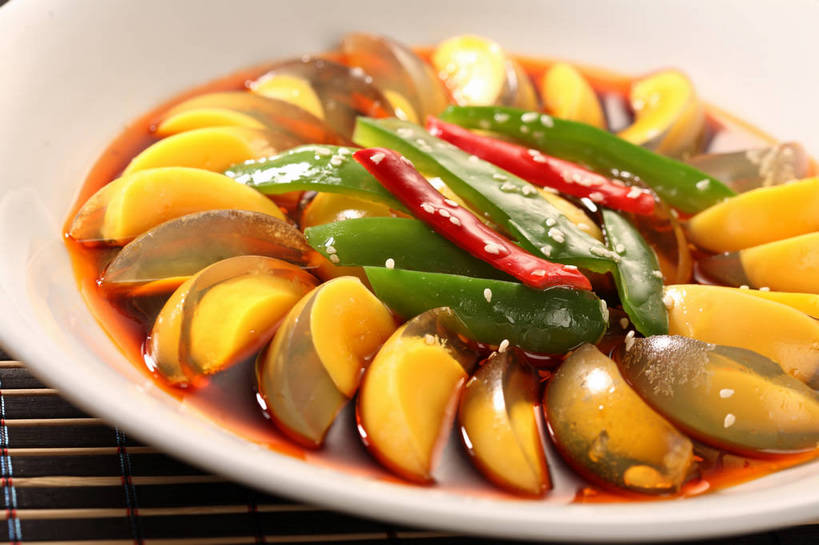 无人,横图,俯视,室内,特写,白天,餐桌,桌子,辣椒,蔬菜,餐具,许多,切开,阴影,竹制,新鲜,环绕,围绕,反射,碟子,盘,影子,竹席,蛋,调料,酱料,酱汁,佐料,食品,调味品,很多,调味料,环抱,鸭蛋,酱,皮蛋,小吃,美食,食物,排列,一个,黄色,红色,绿色,白色,盘子,碟,切,有机食品,绿色食品,单个,餐台,竹制品,剖面,彩椒,切面,辣角,红海椒,大椒,辣虎,广椒,卵,鸭卵,摆列,萦绕,松花蛋,变蛋,甜椒,柿子椒,辣子,海椒,番椒,灯笼椒,彩图,高角度拍摄,布列,分列,shjb1