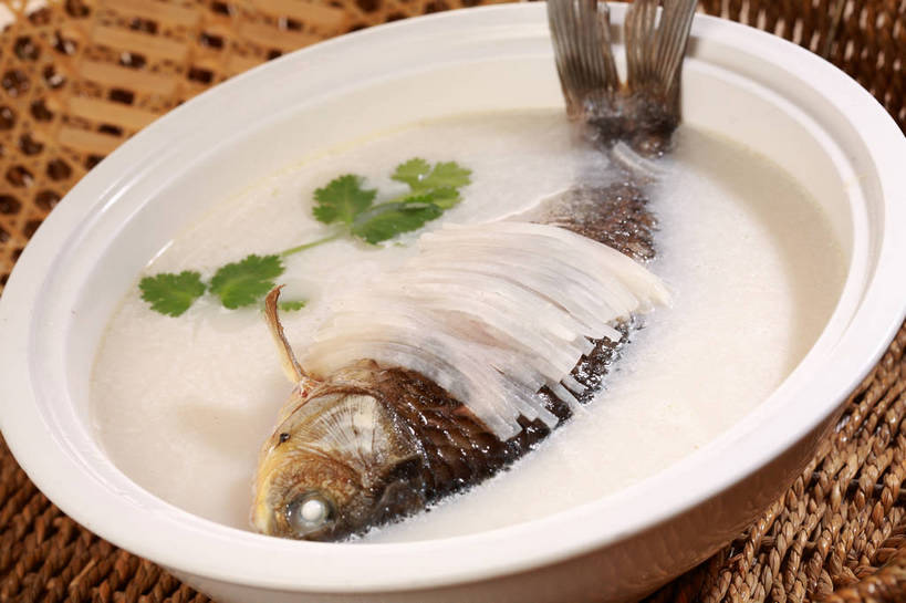 无人,交叉,横图,俯视,室内,特写,白天,烹饪,中餐,餐桌,桌子,竹子,蔬菜,叶子,阴影,竹制,新鲜,编织,反射,鱼,篮子,影子,陶瓷,肉,汤,鱼肉,料理,食品,绿叶,陶瓷制品,水产,菜肴,美食,肉类,鱼类,食物,两个,白色,容器,竹篮,碗,中式,嫩叶,佳肴,有机食品,绿色食品,餐台,中华料理,储藏,竹条,交织,竹制品,储存,水生动物,水生物,肉食,鲫鱼,穿插,叶,叶片,彩图,高角度拍摄,草鱼板子,巢鱼,肚米鱼,鲋鱼,鲫瓜子,鲫拐子,鲫皮子,淡水生物,喜头,河鲜,贮存,鲫鱼汤,shjb1