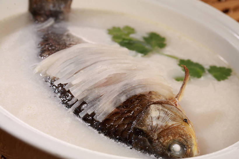 无人,交叉,横图,俯视,室内,特写,白天,烹饪,中餐,餐桌,桌子,竹子,蔬菜,叶子,阴影,竹制,新鲜,编织,反射,鱼,篮子,影子,陶瓷,肉,汤,鱼肉,料理,食品,绿叶,陶瓷制品,水产,菜肴,美食,肉类,鱼类,食物,两个,白色,容器,竹篮,碗,中式,嫩叶,佳肴,有机食品,绿色食品,餐台,中华料理,储藏,竹条,交织,竹制品,储存,水生动物,水生物,肉食,鲫鱼,穿插,叶,叶片,彩图,高角度拍摄,草鱼板子,巢鱼,肚米鱼,鲋鱼,鲫瓜子,鲫拐子,鲫皮子,淡水生物,喜头,河鲜,贮存,鲫鱼汤,shjb1
