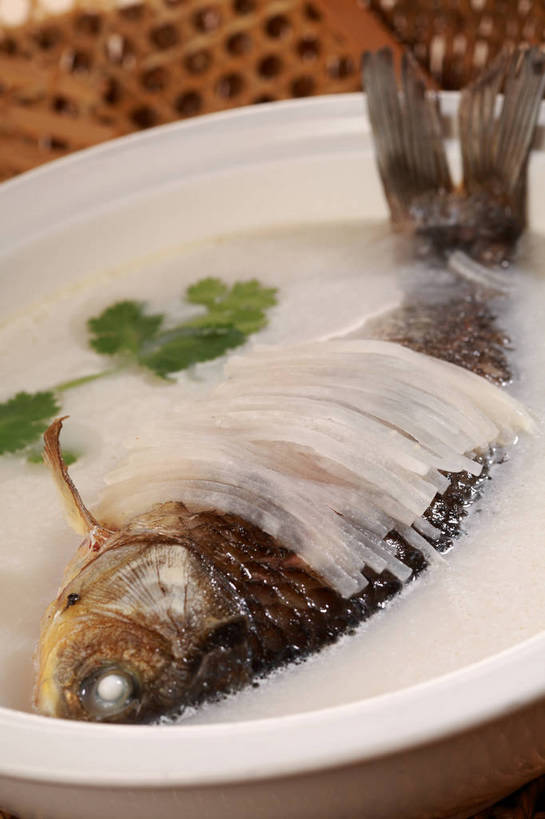 无人,交叉,竖图,俯视,室内,特写,白天,烹饪,中餐,餐桌,桌子,竹子,蔬菜,叶子,阴影,竹制,新鲜,编织,反射,鱼,篮子,影子,陶瓷,肉,汤,鱼肉,料理,食品,绿叶,陶瓷制品,水产,菜肴,美食,肉类,鱼类,食物,两个,白色,容器,竹篮,碗,中式,嫩叶,佳肴,有机食品,绿色食品,餐台,中华料理,储藏,竹条,交织,竹制品,储存,水生动物,水生物,肉食,鲫鱼,穿插,叶,叶片,彩图,高角度拍摄,草鱼板子,巢鱼,肚米鱼,鲋鱼,鲫瓜子,鲫拐子,鲫皮子,淡水生物,喜头,河鲜,贮存,鲫鱼汤,shjb1