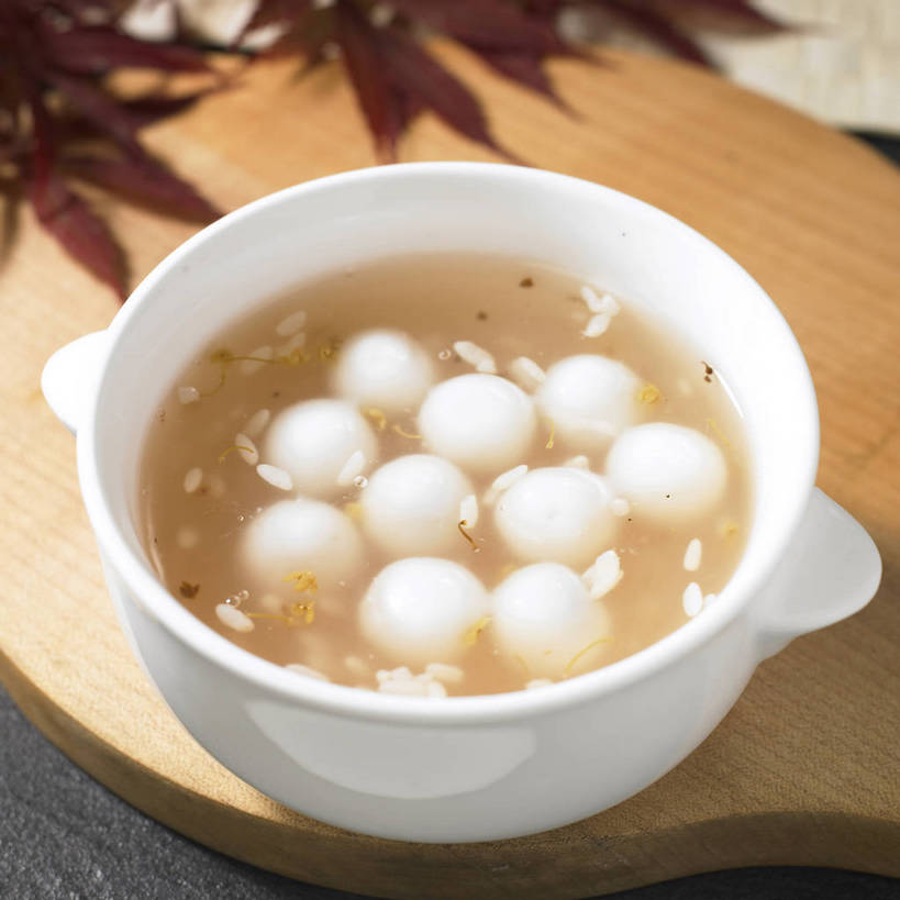 点心,无人,横图,俯视,室内,特写,白天,餐桌,桌子,桂花,叶子,阴影,盛开,反射,木制,影子,陶瓷,料理,食品,枫叶,枯叶,落叶,案板,陶瓷制品,酒类,米酒,花蕾,美食,酒,砧板,花,花瓣,花朵,鲜花,食物,饮料,一个,黄色,红色,白色,木制品,容器,碗,花苞,花蕊,中式,单个,餐台,枫树叶,储藏,草本,储存,香叶,丹桂,木樨,江米酒,醪糟,糯米酒,木犀,叶,叶片,彩图,高角度拍摄,贮存,shjb1,酒酿,酒酿小圆子,酒酿圆子,桂花酒酿圆子