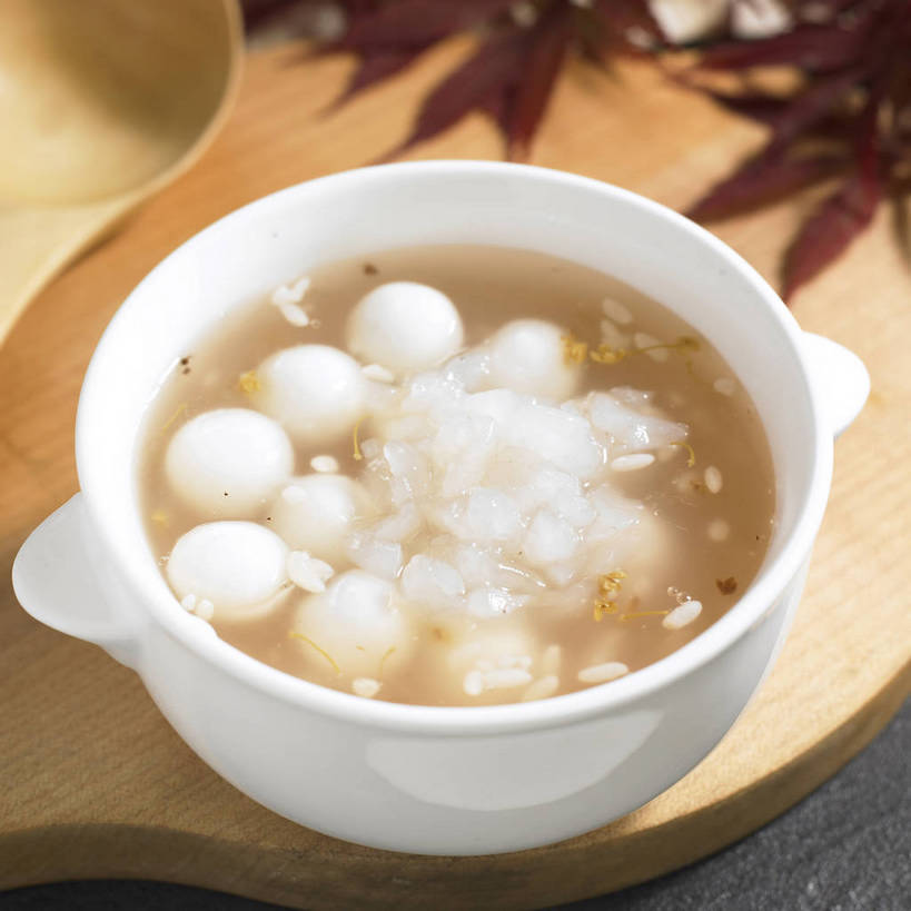 点心,无人,横图,俯视,室内,特写,白天,餐桌,桌子,桂花,叶子,阴影,盛开,反射,木制,影子,陶瓷,料理,食品,枫叶,枯叶,落叶,案板,陶瓷制品,酒类,米酒,花蕾,美食,酒,砧板,花,花瓣,花朵,鲜花,食物,饮料,一个,黄色,红色,白色,木制品,容器,碗,花苞,花蕊,中式,单个,餐台,枫树叶,储藏,草本,储存,香叶,丹桂,木樨,江米酒,醪糟,糯米酒,木犀,叶,叶片,彩图,高角度拍摄,贮存,shjb1,酒酿,酒酿小圆子,酒酿圆子,桂花酒酿圆子