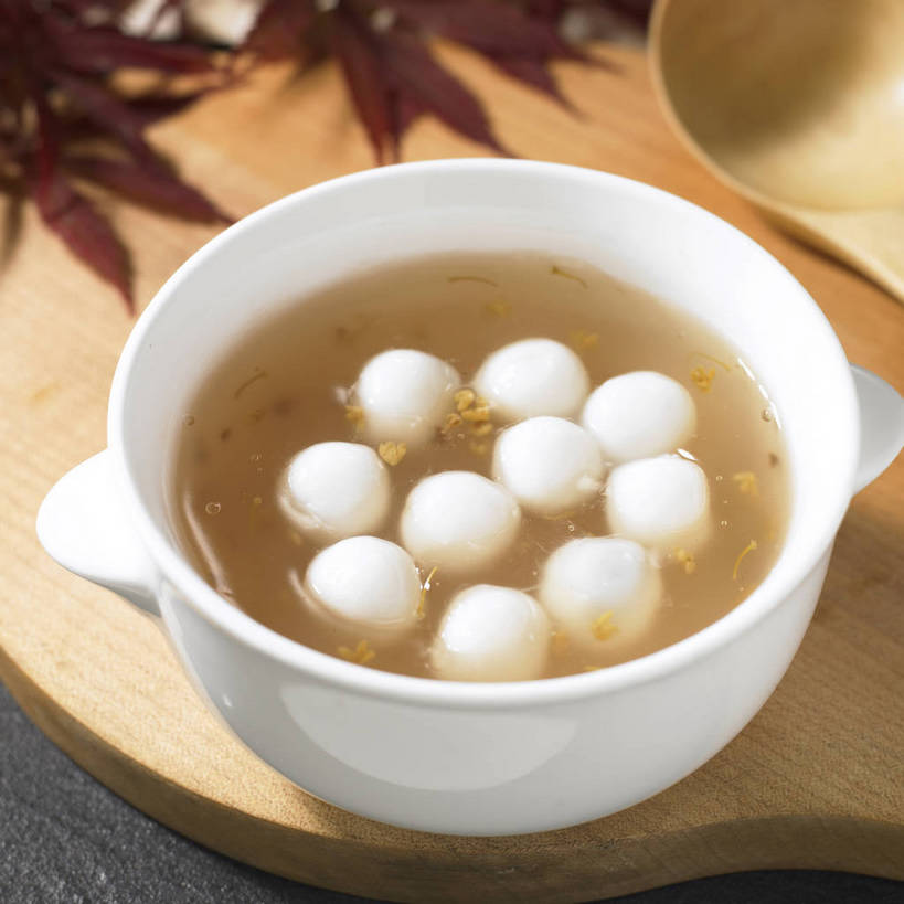 点心,无人,横图,俯视,室内,特写,白天,餐桌,桌子,桂花,叶子,一把,阴影,盛开,反射,木制,影子,勺子,陶瓷,料理,食品,枫叶,枯叶,落叶,案板,陶瓷制品,酒类,米酒,花蕾,美食,酒,砧板,花,花瓣,花朵,鲜花,食物,饮料,一个,黄色,红色,白色,木制品,容器,调羹,汤匙,碗,花苞,花蕊,中式,单个,餐台,枫树叶,储藏,草本,储存,香叶,丹桂,木樨,江米酒,醪糟,糯米酒,木犀,叶,叶片,彩图,高角度拍摄,贮存,shjb1,酒酿,酒酿小圆子,酒酿圆子,桂花酒酿圆子