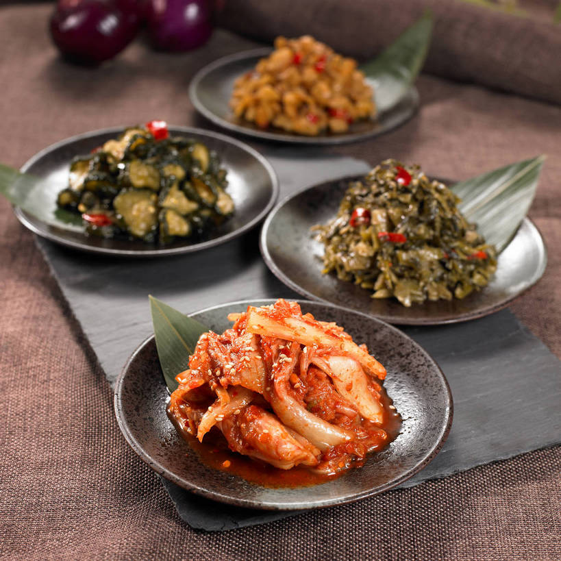 泡菜,无人,横图,俯视,室内,特写,白天,烹饪,中餐,餐桌,桌子,萝卜,黄瓜,蔬菜,洋葱,餐具,叶子,一堆,许多,阴影,堆叠,堆积,朦胧,模糊,新鲜,反射,碟子,盘,影子,陶瓷,大白菜,调料,酱料,酱汁,佐料,料理,食品,绿叶,陶瓷制品,调味品,很多,韩式,调味料,白菜,酱,辣酱,雪菜,菜肴,美食,食物,腌制,盘子,碟,四个,中式,嫩叶,佳肴,有机食品,绿色食品,餐台,中华料理,堆,辣椒酱,玉葱,韩国料理,萝卜干,韩国菜,韩式料理,酸黄瓜,腌渍,韩国泡菜,结球白菜,雪里红,胶菜,荷兰葱,叶,叶片,圆葱,洋葱头,球葱,青瓜,莱菔,胡瓜,葱头,彩图,高角度拍摄,清脆,爽口,雪里蕻,黄芽白,shjb1