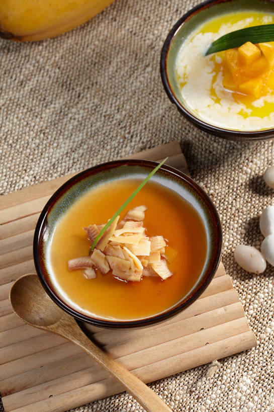 点心,无人,竖图,俯视,室内,特写,白天,石头,餐桌,桌子,芒果,水果,一把,新鲜,布料,石子,勺子,陶瓷,生食,食品,布丁,甜点,甜品,果实,陶瓷制品,布纹,桌布,食物,两个,餐巾,容器,调羹,台布,汤匙,碗,果冻,甜食,零食,鹅卵石,有机食品,绿色食品,餐台,储藏,储存,按摩石,啫喱,芒果布丁,石块,望果,蜜望,檬果,闷果,漭果,杧果,庵波罗果,餐桌布,彩图,高角度拍摄,贮存,shjb1