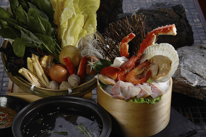 海鲜,面食,面条,蟹,豆腐,无人,横图,俯视,室内,特写,白天,烹饪,中餐,玉米,水,植物,餐桌,桌子,菠菜,蔬菜,蒜,叶子,枯萎,新鲜,木制,螃蟹,棒子,液体,陶瓷,冰,水滴,大白菜,菌菇,生菜,莴苣,香菇,玉蜀黍,调料,酱料,酱汁,面,肉,虾,鱼肉,佐料,冰块,料理,食品,枯草,绿叶,陶瓷制品,调味品,扇贝,调味料,蒜头,菌类,竹扁,冷冻,白菜,粉丝,火锅,水产,豆腐皮,酱,菜肴,美食,肉类,海洋生物,草,食物,三个,黄色,绿色,木制品,容器,碗,中式,嫩叶,食用菌,寒冷,佳肴,有机食品,绿色食品,竹编,冷藏,餐台,中华料理,储藏,苞米,冰冷,真菌,豆制品,储存,水生动物,海产品,苞芦,腐竹,水生物,肉食,海底动物,苞谷,结球白菜,春菜,鹅仔菜,莴仔菜,千金菜,包谷,大蜀黍,番麦,薏米包,玉高粱,玉麦,珍珠米,叶用莴苣,保鲜,甲壳动物,胡蒜,胶菜,椎茸,豆腐衣,冬粉,油皮,叶,叶片,鹦鹉菜,鼠根菜,角菜,红嘴绿鹦哥,大蒜,赤根菜,菠薐菜,波斯草,彩图,高角度拍摄,平庄菇,香菌,香蕈,黄芽白,贮存,shjb1