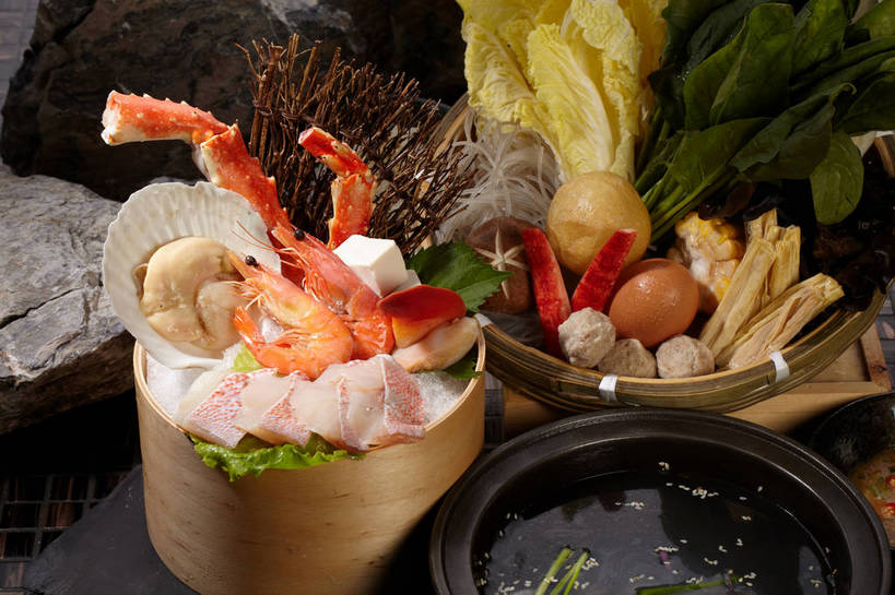 海鲜,面食,面条,蟹,豆腐,无人,横图,俯视,室内,特写,白天,烹饪,中餐,玉米,水,植物,餐桌,桌子,菠菜,蔬菜,蒜,叶子,枯萎,新鲜,木制,螃蟹,棒子,液体,陶瓷,冰,水滴,大白菜,菌菇,生菜,莴苣,香菇,玉蜀黍,调料,酱料,酱汁,面,肉,虾,鱼肉,佐料,冰块,料理,食品,枯草,绿叶,陶瓷制品,调味品,扇贝,调味料,蒜头,菌类,竹扁,冷冻,白菜,粉丝,火锅,水产,豆腐皮,酱,菜肴,美食,肉类,海洋生物,草,食物,三个,黄色,绿色,木制品,容器,碗,中式,嫩叶,食用菌,寒冷,佳肴,有机食品,绿色食品,竹编,冷藏,餐台,中华料理,储藏,苞米,冰冷,真菌,豆制品,储存,水生动物,海产品,苞芦,腐竹,水生物,肉食,海底动物,苞谷,结球白菜,春菜,鹅仔菜,莴仔菜,千金菜,包谷,大蜀黍,番麦,薏米包,玉高粱,玉麦,珍珠米,叶用莴苣,保鲜,甲壳动物,胡蒜,胶菜,椎茸,豆腐衣,冬粉,油皮,叶,叶片,鹦鹉菜,鼠根菜,角菜,红嘴绿鹦哥,大蒜,赤根菜,菠薐菜,波斯草,彩图,高角度拍摄,平庄菇,香菌,香蕈,黄芽白,贮存,shjb1