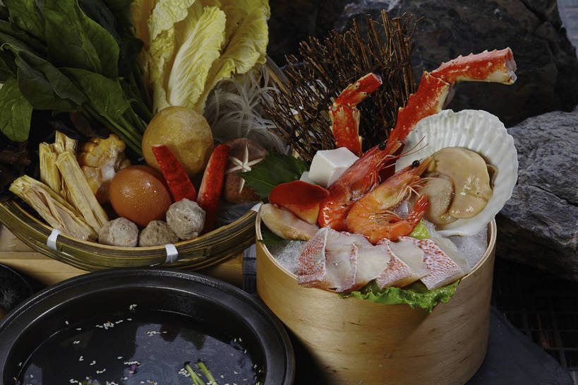 海鲜,面食,面条,蟹,豆腐,无人,横图,俯视,室内,特写,白天,烹饪,中餐,玉米,水,植物,餐桌,桌子,菠菜,蔬菜,蒜,叶子,枯萎,新鲜,木制,螃蟹,棒子,液体,陶瓷,冰,水滴,大白菜,菌菇,生菜,莴苣,香菇,玉蜀黍,调料,酱料,酱汁,面,肉,虾,鱼肉,佐料,冰块,料理,食品,枯草,绿叶,陶瓷制品,调味品,扇贝,调味料,蒜头,菌类,竹扁,冷冻,白菜,粉丝,火锅,水产,豆腐皮,酱,菜肴,美食,肉类,海洋生物,草,食物,三个,黄色,绿色,木制品,容器,碗,中式,嫩叶,食用菌,寒冷,佳肴,有机食品,绿色食品,竹编,冷藏,餐台,中华料理,储藏,苞米,冰冷,真菌,豆制品,储存,水生动物,海产品,苞芦,腐竹,水生物,肉食,海底动物,苞谷,结球白菜,春菜,鹅仔菜,莴仔菜,千金菜,包谷,大蜀黍,番麦,薏米包,玉高粱,玉麦,珍珠米,叶用莴苣,保鲜,甲壳动物,胡蒜,胶菜,椎茸,豆腐衣,冬粉,油皮,叶,叶片,鹦鹉菜,鼠根菜,角菜,红嘴绿鹦哥,大蒜,赤根菜,菠薐菜,波斯草,彩图,高角度拍摄,平庄菇,香菌,香蕈,黄芽白,贮存,shjb1