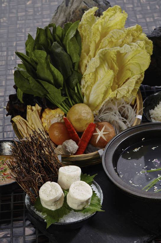 面食,面条,无人,竖图,俯视,室内,特写,白天,烹饪,中餐,玉米,水,植物,餐桌,桌子,菠菜,蔬菜,蒜,叶子,切开,枯萎,新鲜,木制,棒子,液体,陶瓷,冰,水滴,大白菜,菌菇,香菇,玉蜀黍,调料,酱料,酱汁,面,油炸,佐料,冰块,料理,食品,枯草,绿叶,陶瓷制品,调味品,丸子,调味料,蒜头,菌类,竹扁,冷冻,白菜,粉丝,火锅,豆腐皮,酱,面筋,油面筋,菜肴,美食,草,食物,三个,黄色,绿色,木制品,容器,碗,切,中式,嫩叶,食用菌,寒冷,佳肴,有机食品,绿色食品,竹编,冷藏,餐台,中华料理,储藏,苞米,冰冷,真菌,储存,蟹棒,苞芦,腐竹,蟹肉棒,剖面,切面,苞谷,结球白菜,包谷,大蜀黍,番麦,薏米包,玉高粱,玉麦,珍珠米,保鲜,胡蒜,胶菜,椎茸,豆腐衣,冬粉,油皮,叶,叶片,鹦鹉菜,鼠根菜,角菜,红嘴绿鹦哥,大蒜,赤根菜,菠薐菜,波斯草,彩图,高角度拍摄,面觔,平庄菇,香菌,香蕈,蟹足棒,黄芽白,贮存,shjb1