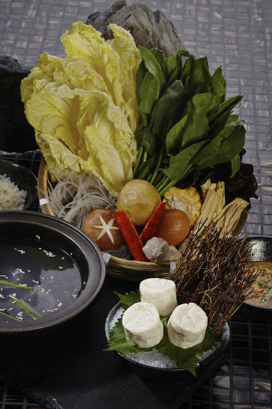 面食,面条,无人,竖图,俯视,室内,特写,白天,烹饪,中餐,玉米,水,植物,餐桌,桌子,菠菜,蔬菜,蒜,叶子,切开,枯萎,新鲜,木制,棒子,液体,陶瓷,冰,水滴,大白菜,菌菇,香菇,玉蜀黍,调料,酱料,酱汁,面,油炸,佐料,冰块,料理,食品,枯草,绿叶,陶瓷制品,调味品,丸子,调味料,蒜头,菌类,竹扁,冷冻,白菜,粉丝,火锅,豆腐皮,酱,面筋,油面筋,菜肴,美食,草,食物,三个,黄色,绿色,木制品,容器,碗,切,中式,嫩叶,食用菌,寒冷,佳肴,有机食品,绿色食品,竹编,冷藏,餐台,中华料理,储藏,苞米,冰冷,真菌,储存,蟹棒,苞芦,腐竹,蟹肉棒,剖面,切面,苞谷,结球白菜,包谷,大蜀黍,番麦,薏米包,玉高粱,玉麦,珍珠米,保鲜,胡蒜,胶菜,椎茸,豆腐衣,冬粉,油皮,叶,叶片,鹦鹉菜,鼠根菜,角菜,红嘴绿鹦哥,大蒜,赤根菜,菠薐菜,波斯草,彩图,高角度拍摄,面觔,平庄菇,香菌,香蕈,蟹足棒,黄芽白,贮存,shjb1