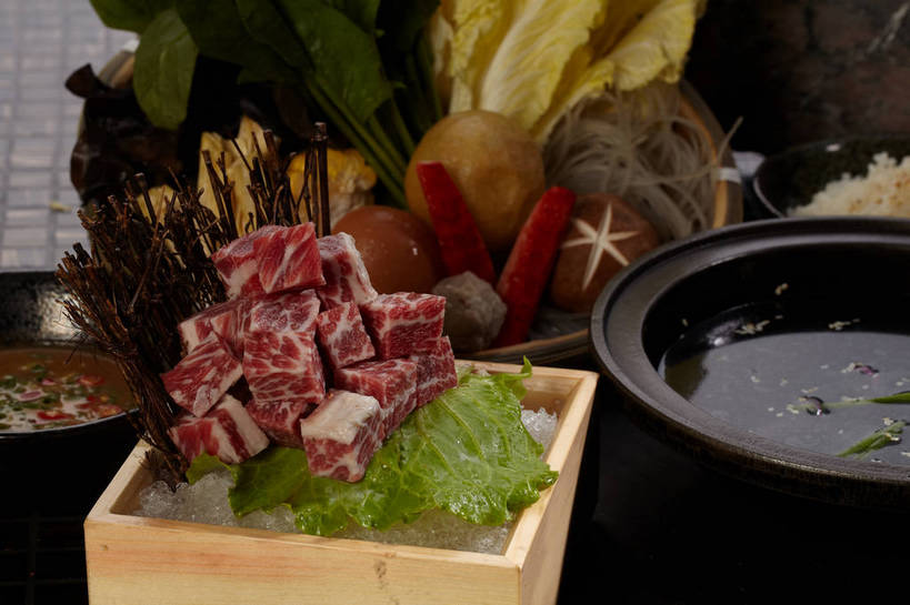 面食,面条,无人,横图,俯视,室内,特写,白天,烹饪,中餐,玉米,水,植物,餐桌,桌子,菠菜,蔬菜,叶子,一堆,许多,切开,堆叠,堆积,枯萎,新鲜,木制,棒子,液体,陶瓷,冰,水滴,大白菜,菌菇,生菜,莴苣,香菇,玉蜀黍,调料,酱料,酱汁,面,肉,油炸,佐料,牛肉,冰块,料理,食品,枯草,绿叶,陶瓷制品,调味品,很多,调味料,菌类,竹扁,冷冻,白菜,粉丝,火锅,豆腐皮,酱,面筋,油面筋,菜肴,美食,肉类,草,食物,三个,黄色,红色,绿色,白色,木制品,容器,碗,切,中式,嫩叶,食用菌,寒冷,佳肴,有机食品,绿色食品,竹编,冷藏,餐台,中华料理,储藏,堆,苞米,冰冷,真菌,储存,蟹棒,苞芦,腐竹,蟹肉棒,剖面,肉食,切面,苞谷,结球白菜,春菜,鹅仔菜,莴仔菜,千金菜,包谷,大蜀黍,番麦,薏米包,玉高粱,玉麦,珍珠米,叶用莴苣,保鲜,胶菜,椎茸,豆腐衣,冬粉,油皮,叶,叶片,鹦鹉菜,鼠根菜,角菜,红嘴绿鹦哥,赤根菜,菠薐菜,波斯草,彩图,高角度拍摄,面觔,平庄菇,香菌,香蕈,蟹足棒,黄芽白,贮存,shjb1