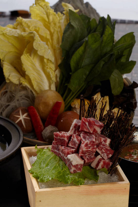 面食,面条,无人,竖图,俯视,室内,特写,白天,烹饪,中餐,水,植物,餐桌,桌子,菠菜,蔬菜,叶子,一堆,许多,切开,堆叠,堆积,枯萎,新鲜,木制,液体,陶瓷,冰,水滴,大白菜,菌菇,生菜,莴苣,香菇,面,肉,油炸,牛肉,冰块,料理,食品,枯草,绿叶,陶瓷制品,很多,菌类,竹扁,冷冻,白菜,粉丝,火锅,面筋,油面筋,菜肴,美食,肉类,草,食物,三个,黄色,红色,绿色,白色,木制品,容器,碗,切,中式,嫩叶,食用菌,寒冷,佳肴,有机食品,绿色食品,竹编,冷藏,餐台,中华料理,储藏,堆,冰冷,真菌,储存,蟹棒,蟹肉棒,剖面,肉食,切面,结球白菜,春菜,鹅仔菜,莴仔菜,千金菜,叶用莴苣,保鲜,胶菜,椎茸,冬粉,叶,叶片,鹦鹉菜,鼠根菜,角菜,红嘴绿鹦哥,赤根菜,菠薐菜,波斯草,彩图,高角度拍摄,面觔,平庄菇,香菌,香蕈,蟹足棒,黄芽白,贮存,shjb1