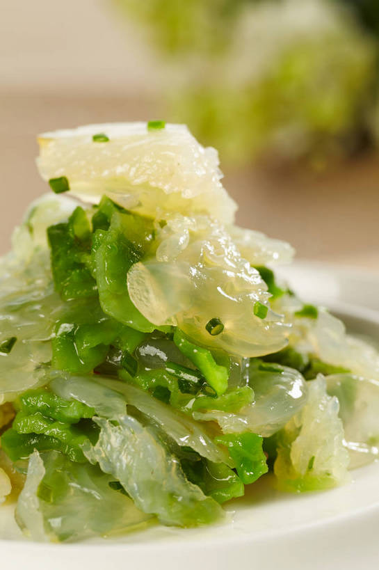 无人,竖图,俯视,室内,特写,白天,烹饪,中餐,餐桌,桌子,蔬菜,餐具,一堆,许多,堆叠,堆积,朦胧,模糊,新鲜,盛开,碟子,盘,葱,青葱,料理,食品,很多,花蕾,冷盘,菜肴,美食,花,花瓣,花朵,鲜花,食物,两个,绿色,白色,盘子,碟,花苞,花蕊,中式,冷菜,凉拌海蜇头,凉菜,佳肴,有机食品,绿色食品,餐台,中华料理,堆,海蜇头,本帮菜,沪菜,上海菜,彩图,高角度拍摄,shjb1