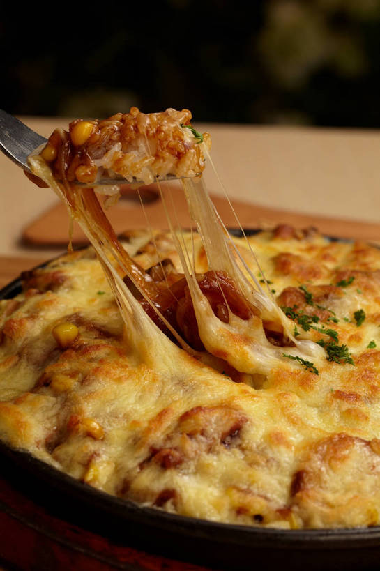 奶酪,无人,竖图,俯视,室内,特写,白天,烹饪,西餐,餐桌,桌子,餐具,阴影,反射,木制,碟子,盘,影子,白米,谷类,谷物,肉,干酪,起司,料理,食品,米,芝士,营养,培根,猪肉,大米,菜肴,美食,肉类,食物,三个,一个,盘子,木制品,碟,乳酪,西式,佳肴,单个,餐台,乳制品,发酵,焗饭,肉食,豚肉,彩图,高角度拍摄,烟肉,腌熏,shjb1,芝士培根焗饭