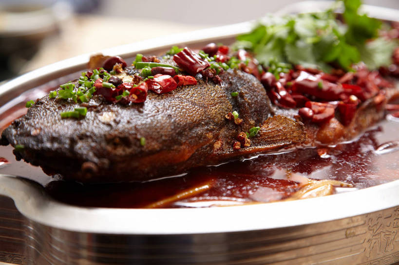 无人,横图,俯视,室内,特写,白天,烹饪,烧烤,中餐,餐桌,桌子,鲶鱼,辣椒,蔬菜,餐具,金属制品,切开,新鲜,金属,鱼,碟子,盘,葱,青葱,香菜,烤鱼,肉,鱼肉,料理,食品,藕,菜肴,美食,肉类,鱼类,食物,一个,盘子,碟,切,中式,佳肴,有机食品,绿色食品,单个,餐台,中华料理,水生动物,川菜,水生物,剖面,肉食,切面,辣角,红海椒,大椒,辣虎,广椒,胡菜,香荽,原荽,园荽,芫荽,胡荽,莞荽,芫茜,芫蓿,莚葛草,莚荽菜,鲇鱼,四川菜,莲藕,辣子,红辣椒,海椒,番椒,彩图,高角度拍摄,淡水生物,菜藕,光旁,果藕,荷藕,湖藕,藕节,水鞭蓉,shjb1,烤鲇鱼