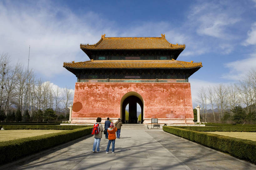 横图,彩色,室外,白天,旅游,雕塑,北京,十三陵,中国,亚洲,行人,游客,游人,节日,装饰,雕刻,雕像,屋顶,文化遗产,纪念碑,首都,瓦,顶,历史,文化,路人,旅客,树,古代,红色,祈祷,健康,许愿,摄影,宗教,信仰,纪念,祈求,砖瓦,权威,高贵,文明,中国文化,东亚,中华人民共和国,北京市,京,北平,华北地区,权力,权势,昌平区,古远,势力,过客,明十三陵,天寿山,平安,旅游者,彩图,旅行,传统文化,红,昌平,明陵,bj174