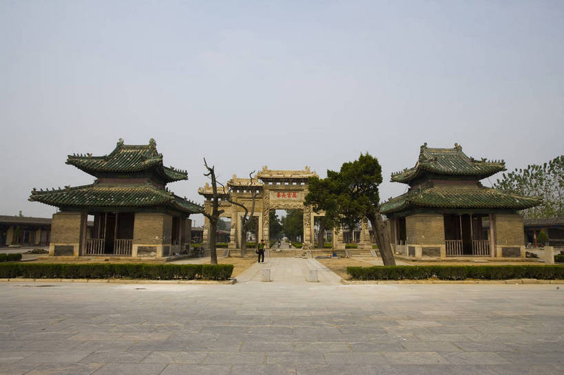 横图,彩色,室外,白天,旅游,度假,名胜古迹,标志建筑,地标,建筑,中国,遗迹,图片,文化遗产,牌坊,牌楼,古迹,文物,娱乐,建设,古建筑,山东,树木,享受,休闲,旅游胜地,放松,摄影,古代建筑,中国文化,古文明,东亚,曲阜,孔子,旅行,孔林,传统文化,bj174