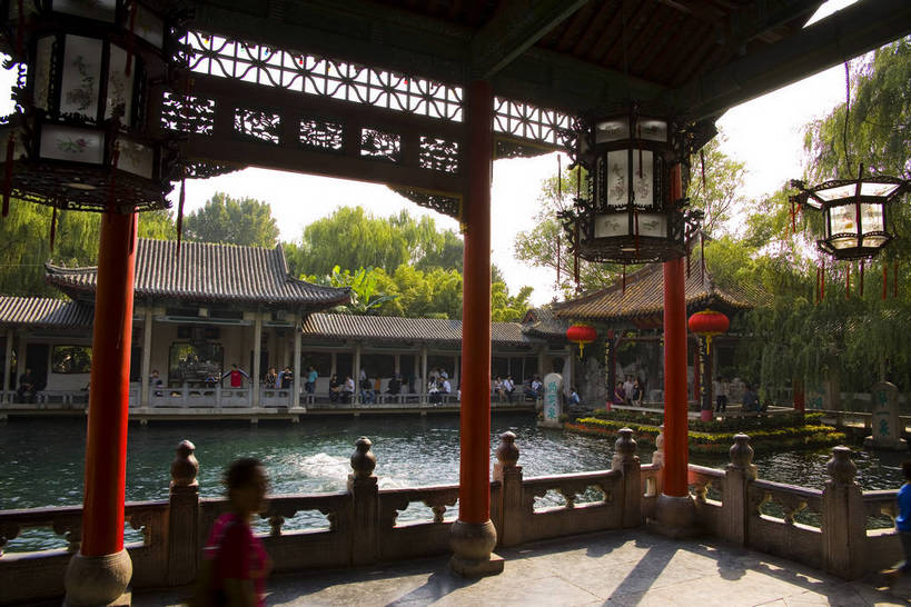 横图,室外,白天,旅游,度假,名胜古迹,建筑,中国,亚洲,灯笼,柱子,历史,娱乐,传统,山东,古代,享受,休闲,旅游胜地,放松,摄影,东亚,济南,趵突泉,中华人民共和国,古远,展馆,彩图,bj174