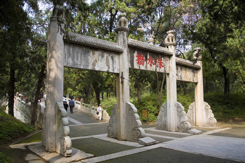 寺庙,横图,彩色,室外,特写,白天,旅游,度假,石头,名胜古迹,树林,植物,标志建筑,地标,建筑,雕塑,中国,局部,风俗,遗迹,艺术,装饰,标志,雕刻,雕像,浮雕,石子,文字,字符,文化遗产,纪念碑,艺术品,古迹,历史,文物,娱乐,标识,建设,传统,古建筑,石雕,石刻,建筑物,树,树木,古代,绿色,自然,石碑,工艺品,享受,休闲,汉字,旅游胜地,放松,精神,摄影,生长,成长,纪念,美术,中国文化,中文,主题,陈列,古文明,山东省,济南,功能,美学,国文,华文,古远,制度,石,石块,彩图,旅行,庙,寺,孔林,纪念塔,传统文化,bj174