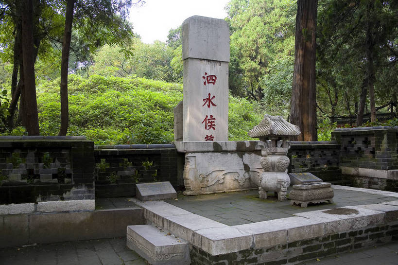 寺庙,横图,彩色,室外,特写,白天,旅游,度假,石头,名胜古迹,树林,植物,标志建筑,地标,建筑,雕塑,中国,局部,风俗,遗迹,艺术,装饰,标志,雕刻,雕像,浮雕,石子,文字,字符,文化遗产,纪念碑,艺术品,古迹,历史,文物,娱乐,标识,建设,传统,古建筑,石雕,石刻,建筑物,树,树木,古代,绿色,自然,石碑,工艺品,享受,休闲,汉字,旅游胜地,放松,精神,摄影,生长,成长,纪念,美术,中国文化,中文,主题,陈列,古文明,山东省,济南,功能,美学,国文,华文,古远,制度,石,石块,彩图,旅行,庙,寺,孔林,纪念塔,传统文化,bj174