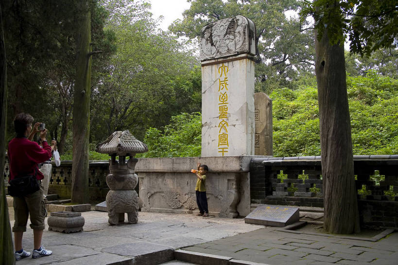 寺庙,横图,彩色,室外,特写,白天,旅游,度假,石头,名胜古迹,树林,植物,标志建筑,地标,建筑,雕塑,中国,局部,风俗,遗迹,艺术,装饰,标志,雕刻,雕像,浮雕,石子,文字,字符,文化遗产,纪念碑,艺术品,古迹,历史,文物,娱乐,标识,建设,传统,古建筑,石雕,石刻,建筑物,树,树木,古代,绿色,自然,石碑,工艺品,享受,休闲,汉字,旅游胜地,放松,精神,摄影,生长,成长,纪念,美术,中国文化,中文,主题,陈列,古文明,山东省,济南,功能,美学,国文,华文,古远,制度,石,石块,彩图,旅行,庙,寺,孔林,纪念塔,传统文化,bj174