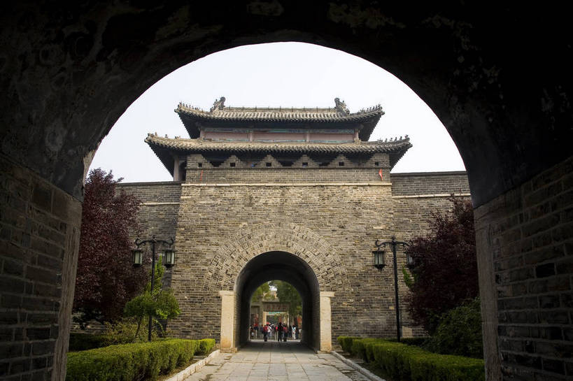 寺庙,横图,彩色,室外,特写,白天,旅游,度假,石头,名胜古迹,树林,植物,门,标志建筑,地标,建筑,路,雕塑,中国,局部,风俗,遗迹,艺术,装饰,标志,雕刻,雕像,浮雕,石子,文字,字符,大门,文化遗产,纪念碑,艺术品,古迹,历史,文物,娱乐,标识,城门,建设,传统,古建筑,石雕,石刻,建筑物,树,树木,古代,绿色,自然,石碑,工艺品,享受,休闲,汉字,旅游胜地,放松,精神,摄影,生长,成长,纪念,美术,中国文化,中文,主题,陈列,古文明,山东省,济南,功能,美学,国文,华文,古远,制度,石,石块,彩图,旅行,庙,寺,孔林,纪念塔,传统文化,bj174