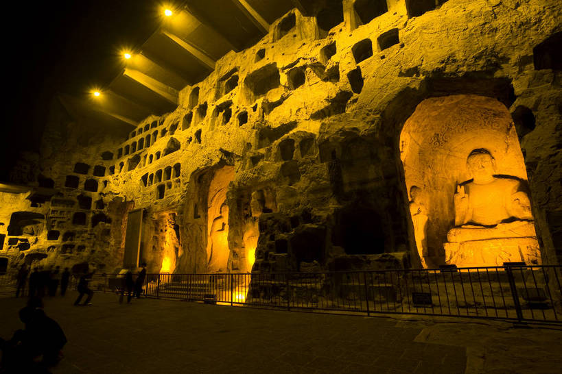 横图,彩色,室外,旅游,度假,名胜古迹,标志建筑,地标,建筑,夜景,龙门石窟,中国,亚洲,节日,遗迹,雕像,塑像,文化遗产,灯光,古迹,历史,文化,文物,娱乐,建设,佛,古建筑,建筑物,古代,祈祷,享受,休闲,健康,旅游胜地,放松,许愿,摄影,宗教,洞穴,佛教,信仰,纪念,祈求,文明,中国文化,石窟,古文明,东亚,龙门,中华人民共和国,河南省,洛阳,释教,古远,平安,彩图,旅行,传统文化,bj174
