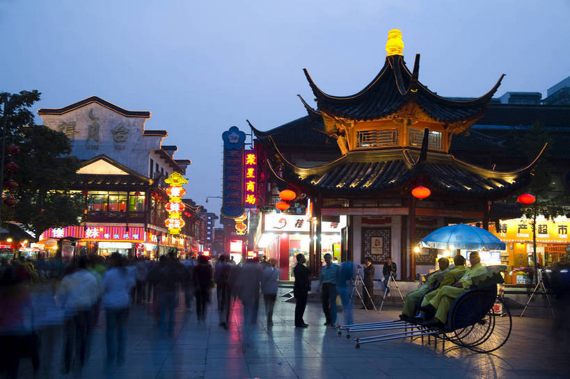 横图,彩色,室外,夜晚,旅游,度假,名胜古迹,门,标志建筑,地标,建筑,雕塑,南京,中国,亚洲,行人,游客,游人,遗迹,艺术,装饰,雕刻,雕像,图片,柱子,大门,楼阁,亭子,文化遗产,灯光,古迹,历史,文物,娱乐,建设,古建筑,江苏,路人,旅客,古代,工艺品,享受,休闲,闪耀,旅游胜地,放松,摄影,古代建筑,纪念,夫子庙,美术,珍贵,闪烁,中国文化,主题,陈列,灯火通明,古文明,东亚,江苏省,南京市,中华人民共和国,华东地区,苏,省会,功能,美学,闪动,闪灼,古远,古代文明,过客,南京夫子庙,石头城,彩图,旅行,传统文化,飞檐,得月台,bj174