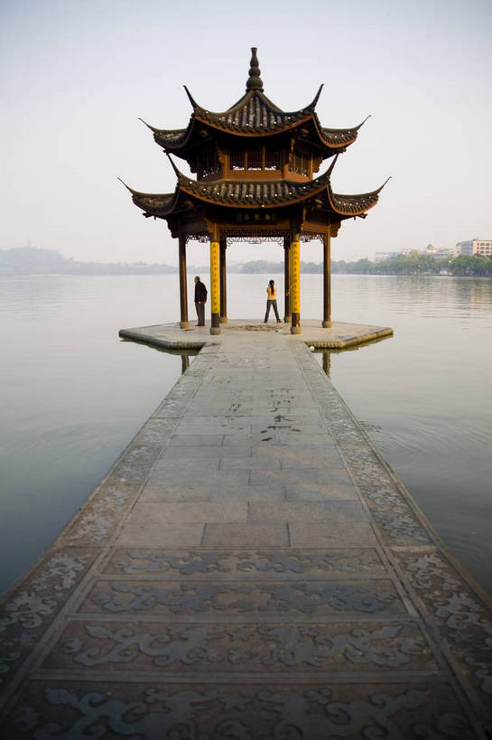 竖图,彩色,室外,白天,锻炼,旅游,度假,运动,美景,名胜古迹,标志建筑,地标,建筑,杭州西湖,西湖,中国,亚洲,遗迹,图片,房屋,楼阁,亭子,屋子,景观,文化遗产,美丽,古迹,文物,娱乐,建设,古建筑,楼房,浙江省,自然,凉亭,湖水,晨练,享受,休闲,旅游胜地,景色,放松,竖,摄影,古代建筑,杭州,美好,文明,中国文化,自然风光,室外运动,户外运动,古文明,东亚,中华人民共和国,亭台楼阁,体育,彩图,健身,旅行,房子,架空,bj174