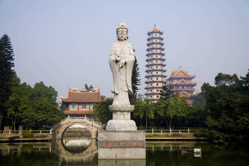 人群,寺庙,横图,彩色,室外,白天,旅游,度假,湖,名胜古迹,水,标志建筑,地标,建筑,雕塑,中国,亚洲,节日,遗迹,艺术,装饰,木质,雕刻,雕像,浮雕,塑像,柱子,长廊,房屋,楼阁,亭子,屋子,文化遗产,走廊,古典,教育,古迹,历史,文化,文物,娱乐,建设,佛,古建筑,天王殿,楼房,石雕,树,树木,古代,阳光,工艺品,凉亭,湖水,祈祷,享受,休闲,健康,旅游胜地,放松,思想,许愿,摄影,宗教,观音,回廊,佛教,信仰,古代建筑,烧香,纪念,精致,拜,祈求,美术,清新,文明,中国文化,主题,陈列,古文明,东亚,菩萨,福建省,观音菩萨,中华人民共和国,功能,美学,福州,释教,古远,古代文明,流传,幽静,平安,旅行,房子,庙,寺,传统文化,架空,西禅寺,bj174