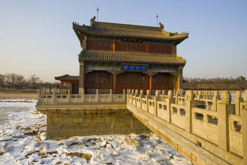 横图,彩色,室外,白天,旅游,度假,名胜古迹,标志建筑,地标,建筑,长城,中国,亚洲,风俗,遗迹,壮观,文化遗产,冬天,古城,辽阔,古典,宏伟,古迹,历史,文物,娱乐,建设,传统,城墙,古建筑,历史建筑,特色,古代,蓝天,天空,天,享受,休闲,广阔,旅游胜地,放松,精神,摄影,城楼,古代建筑,纪念,文明,中国文化,特殊,防御,古文明,东亚,古长城,中华人民共和国,河北省,秦皇岛,抵抗,奇迹,古远,伟大,流传,制度,特别,旅行,传统文化,老龙头,山海关,bj174