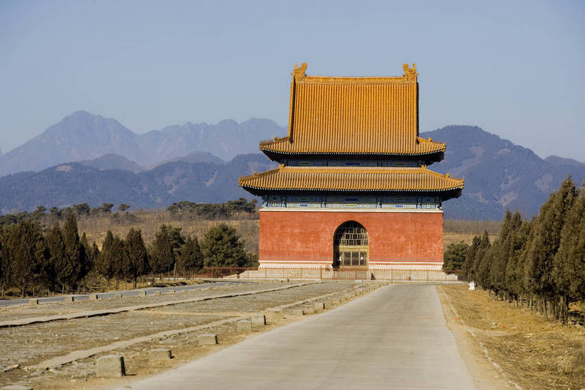横图,彩色,室外,白天,旅游,度假,神秘,名胜古迹,门,标志建筑,道路,地标,建筑,路,公路,中国,亚洲,花纹,风俗,遗迹,艺术,雕刻,雕像,图案,楼阁,文化遗产,交通,古迹,历史,文物,娱乐,建设,传统,古建筑,享受,休闲,旅游胜地,放松,精神,气派,摄影,古代建筑,权威,陵墓,象征,高贵,美好,拱形门,感受,图样,参观,古文明,东亚,中华人民共和国,权力,河北,威严,权势,伟大,古代文明,制度,特征,皇家,势力,马路,彩图,旅行,皇陵,东陵,清东陵,bj174