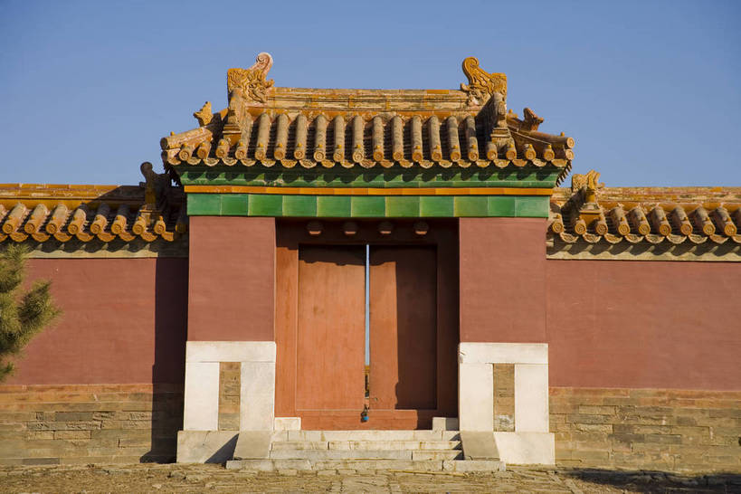 横图,彩色,室外,白天,旅游,度假,神秘,名胜古迹,门,标志建筑,道路,地标,建筑,路,公路,中国,亚洲,花纹,风俗,遗迹,艺术,雕刻,雕像,图案,楼阁,文化遗产,交通,古迹,历史,文物,娱乐,建设,传统,古建筑,享受,休闲,旅游胜地,放松,精神,气派,摄影,古代建筑,权威,陵墓,象征,高贵,美好,拱形门,感受,图样,参观,古文明,东亚,中华人民共和国,权力,河北,威严,权势,伟大,古代文明,制度,特征,皇家,势力,马路,彩图,旅行,皇陵,东陵,清东陵,bj174