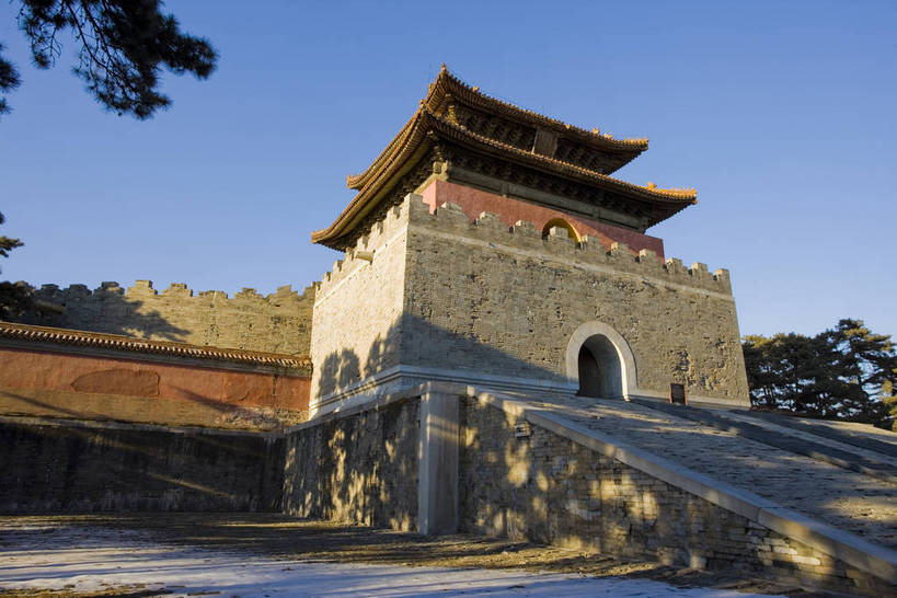 横图,彩色,室外,白天,旅游,度假,神秘,名胜古迹,门,标志建筑,道路,地标,建筑,路,公路,中国,亚洲,花纹,风俗,遗迹,艺术,雕刻,雕像,图案,楼阁,文化遗产,交通,古迹,历史,文物,娱乐,建设,传统,古建筑,享受,休闲,旅游胜地,放松,精神,气派,摄影,古代建筑,权威,陵墓,象征,高贵,美好,拱形门,感受,图样,参观,古文明,东亚,中华人民共和国,权力,河北,威严,权势,伟大,古代文明,制度,特征,皇家,势力,马路,彩图,旅行,皇陵,东陵,清东陵,bj174