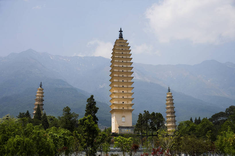 横图,室外,白天,旅游,度假,名胜古迹,标志建筑,地标,建筑,大理,中国,亚洲,遗迹,民俗,景观,文化遗产,建筑群,塔,古典,古迹,文物,娱乐,建设,古建筑,云南,特色,古镇,享受,休闲,旅游胜地,景色,放松,人文景观,古塔,中国文化,古文明,东亚,中华人民共和国,民族建筑,古代文明,旅行,传统文化,三塔,bj174