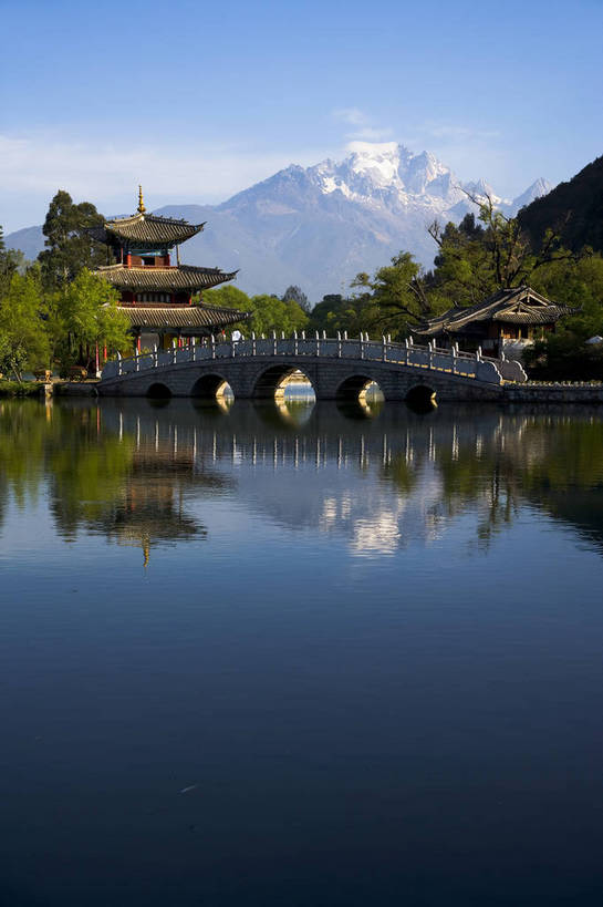 竖图,室外,白天,旅游,度假,名胜古迹,山,水,阁楼,标志建筑,地标,建筑,中国,亚洲,遗迹,民俗,亭子,景观,文化遗产,建筑群,桥,古典,潭,古迹,文物,娱乐,建设,古建筑,石桥,云南,特色,古镇,黑龙潭,玉龙雪山,潭水,凉亭,享受,休闲,远景,旅游胜地,景色,放松,竖,人文景观,矗立,中国文化,耸立,古文明,东亚,中华人民共和国,挺立,民族建筑,古代文明,旅行,传统文化,bj174