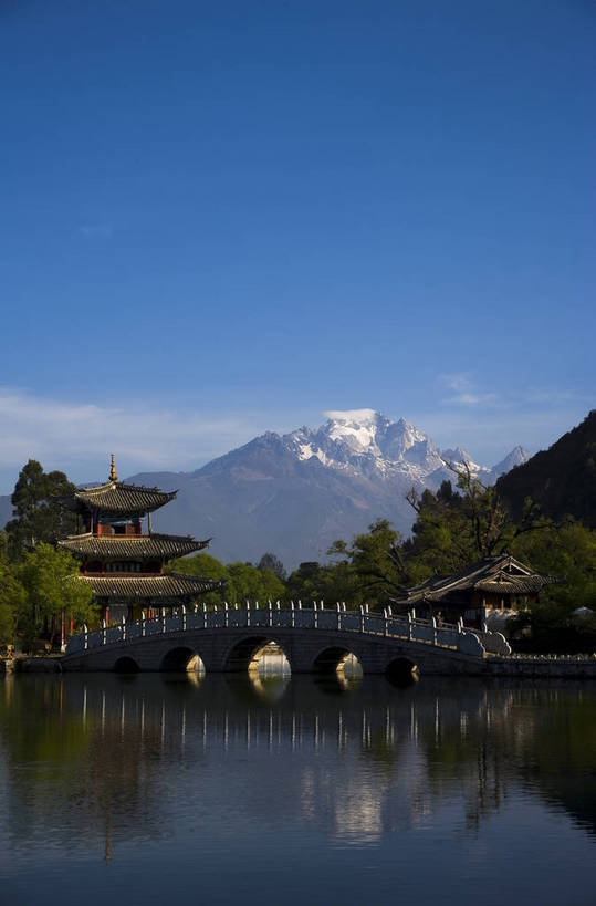 竖图,室外,白天,旅游,度假,名胜古迹,山,水,阁楼,标志建筑,地标,建筑,中国,亚洲,遗迹,民俗,亭子,景观,文化遗产,建筑群,桥,古典,潭,古迹,文物,娱乐,建设,古建筑,石桥,云南,特色,古镇,黑龙潭,玉龙雪山,潭水,凉亭,享受,休闲,远景,旅游胜地,景色,放松,竖,人文景观,矗立,中国文化,耸立,古文明,东亚,中华人民共和国,挺立,民族建筑,古代文明,旅行,传统文化,bj174