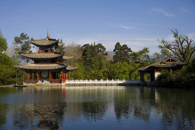 横图,室外,白天,旅游,度假,名胜古迹,山,水,阁楼,标志建筑,地标,建筑,中国,亚洲,遗迹,民俗,亭子,景观,文化遗产,建筑群,桥,古典,潭,古迹,文物,娱乐,建设,古建筑,石桥,云南,特色,古镇,黑龙潭,潭水,凉亭,享受,休闲,远景,旅游胜地,景色,放松,人文景观,中国文化,古文明,东亚,中华人民共和国,民族建筑,古代文明,旅行,传统文化,bj174