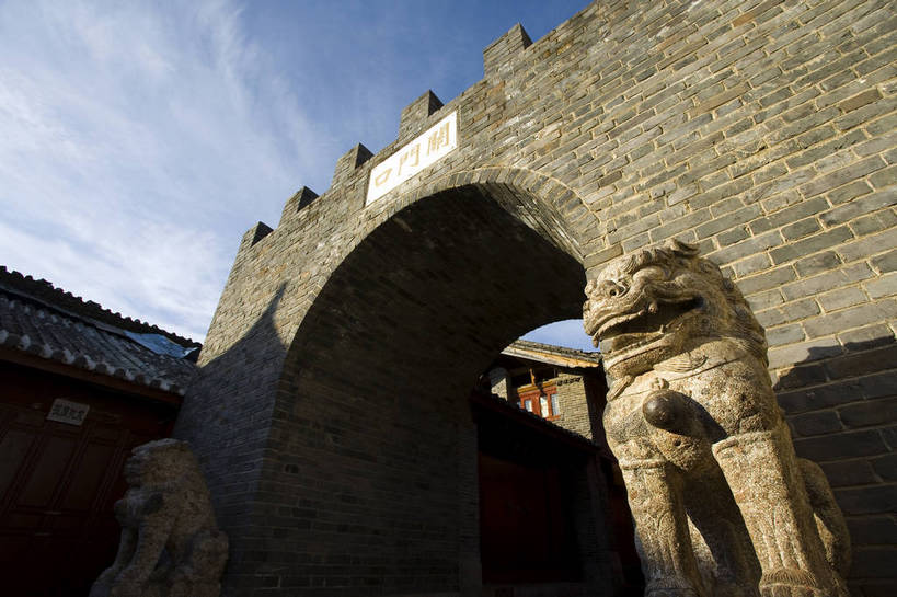 横图,彩色,室外,特写,白天,旅游,门,标志建筑,地标,建筑,雕塑,丽江,中国,亚洲,局部,民俗,雕像,景观,文化遗产,古城,建筑群,古典,城门,建设,云南,民居,特色,古镇,石狮,景色,摄影,人文景观,中国文化,东亚,中华人民共和国,民族建筑,古代文明,旅行,传统文化,bj174