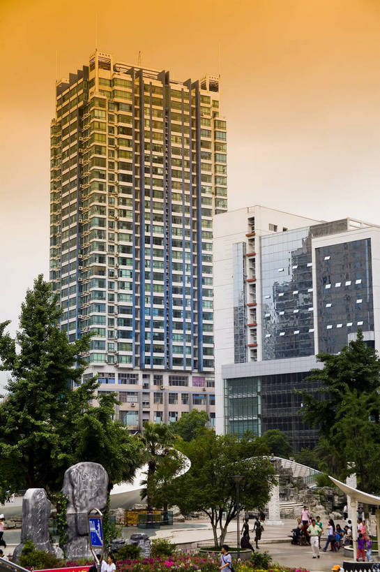 竖图,室外,白天,旅游,度假,名胜古迹,城市风光,标志建筑,城市,大厦,道路,地标,建筑,中国,亚洲,遗迹,艺术,瓷器,手工艺品,景观,建筑群,交通,都市,古典,古迹,文化,文物,娱乐,建设,现代,传统,古建筑,现代建筑,容器,工艺品,碗,享受,休闲,旅游胜地,商务楼,放松,竖,运输,经济,古董,储藏,青花瓷,高雅,矗立,古物,储存,耸立,古玩,古文明,东亚,发展,贵州,贵阳,中华人民共和国,自信心,品位,挺立,繁荣,进步,发达,磁器,白地青花瓷,青花,旅行,贮存,bj174
