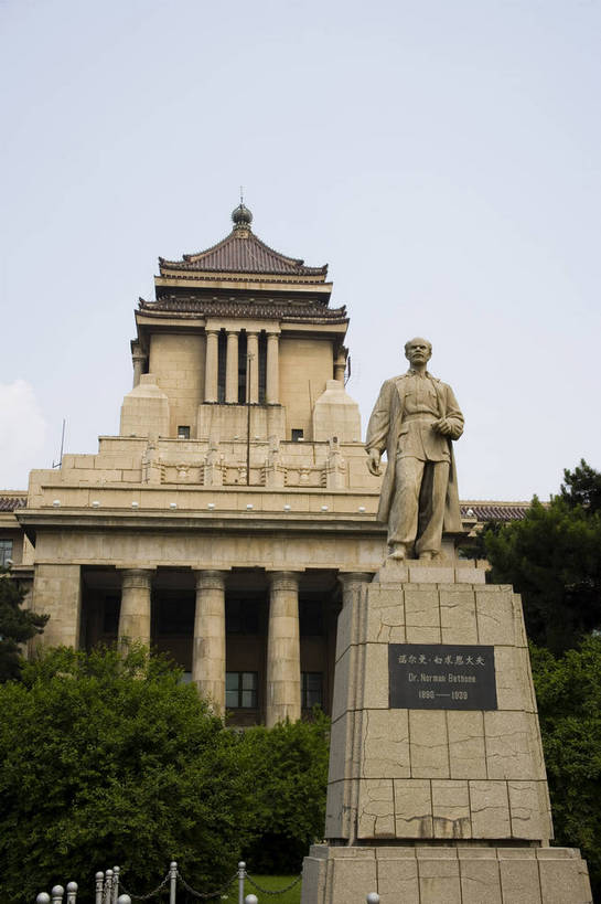 客厅,竖图,室外,特写,白天,旅游,度假,名胜古迹,城市风光,标志建筑,城市,地标,建筑,中国,亚洲,遗迹,雕像,塑像,古迹,历史,文物,娱乐,建设,古建筑,历史建筑,地标建筑,享受,休闲,旅游胜地,放松,竖,纪念,矗立,耸立,居室,参观,古文明,东亚,伪满,白求恩,吉林,吉林省,长春,长春市,中华人民共和国,省会,挺立,东北地区,吉,旅行,吉林大学,新民大街,东北,中国东北地区,东北三省,东三省,八大部,伪满八大部,bj174