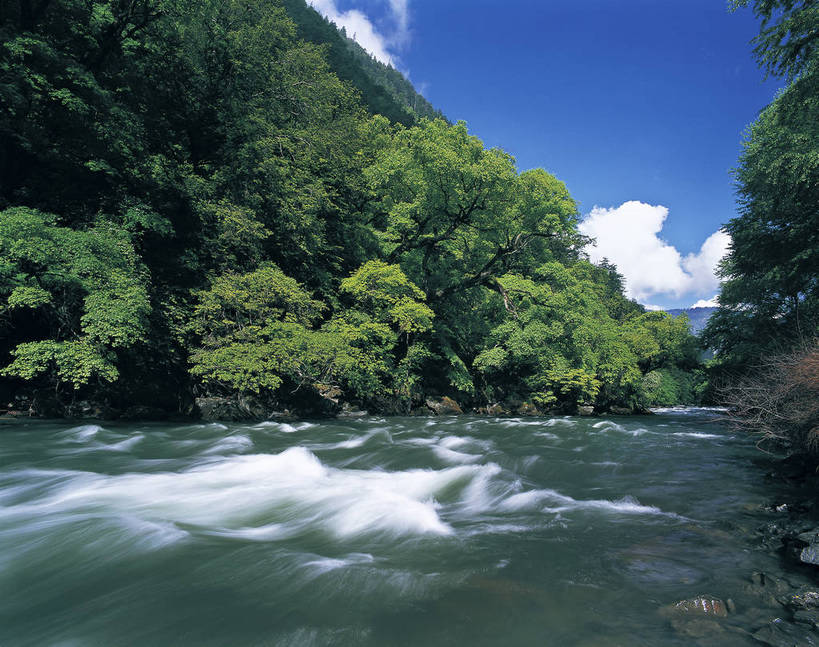 横图,彩色,室外,白天,旅游,度假,名胜古迹,丘陵,森林,山,树林,溪流,标志建筑,地标,建筑,中国,亚洲,遗迹,河水,景观,山峰,山峦,古迹,文物,娱乐,建设,古建筑,自然,享受,休闲,远景,旅游胜地,放松,摄影,美好,古文明,东亚,四川,中华人民共和国,米亚罗,幽静,旅行,bj174